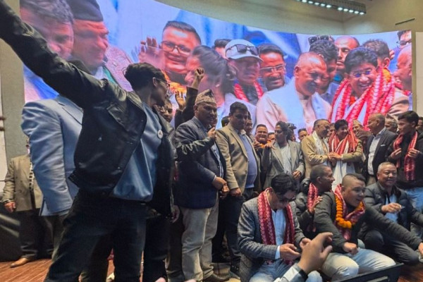 रसुवाबाट एमालेका पूर्वअध्यक्ष ढकालसहित झण्डै सय नेता–कार्यकर्ता कांग्रेसमा प्रवेश